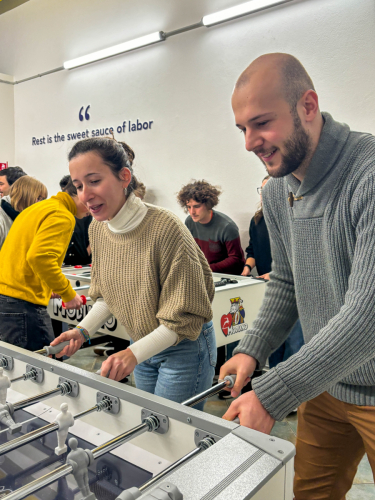 studenti che giocano con il calcetto